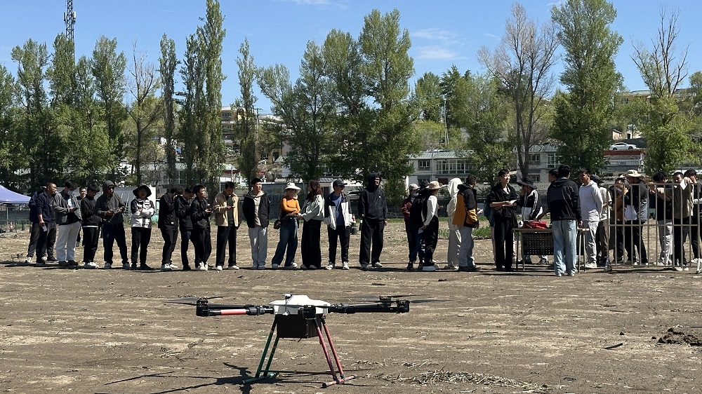新疆保华润天无人机培训:手把手教到会 一培双证直通岗